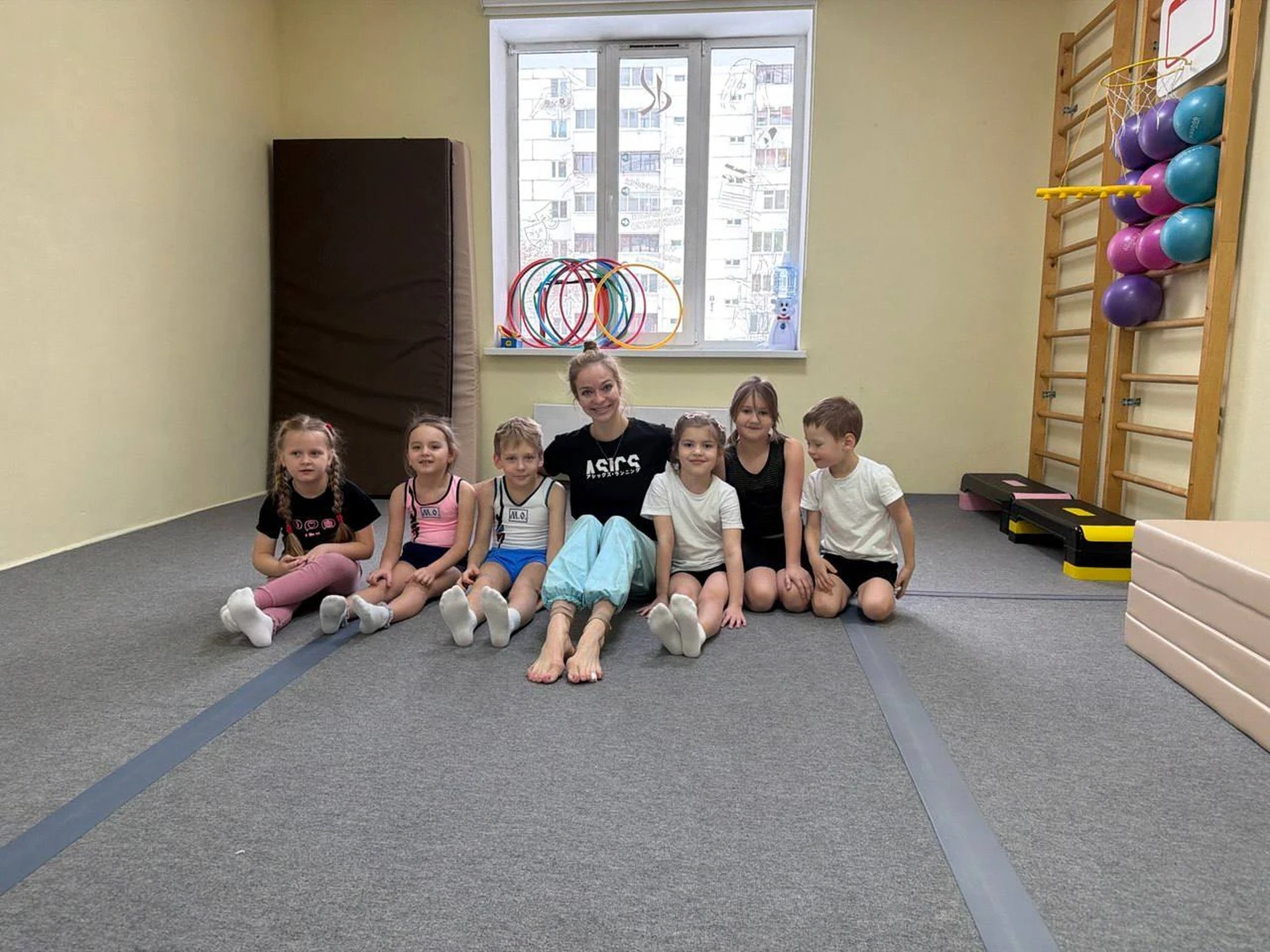 Александра Романова с детской группой после занятия